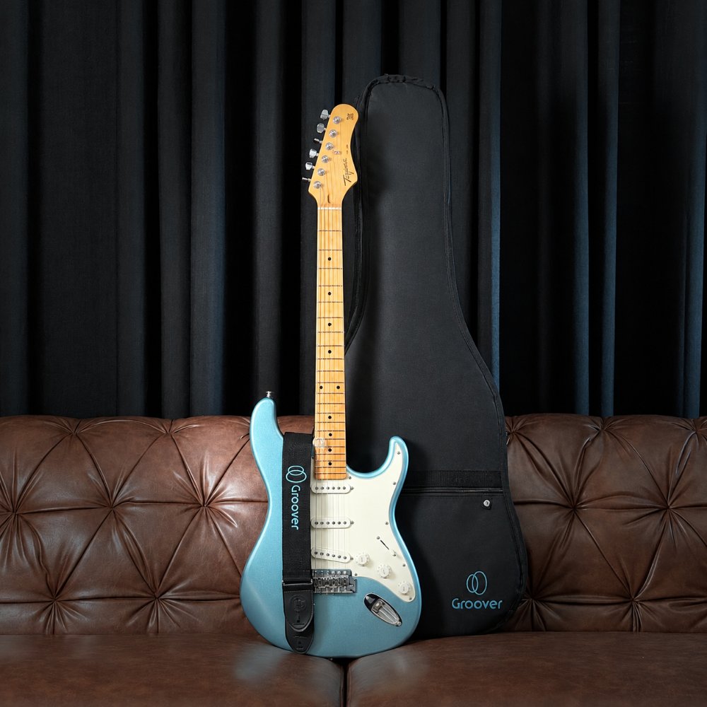 Kit Guitarra Tagima TG530 Stratocaster Lake Placed Blue Regulada Correia Bag Groover