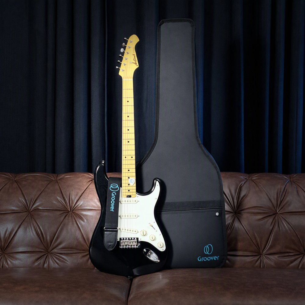 Guitarra Aria Pro II STG-57 Strato Reedição Black Bag e Correia Groover