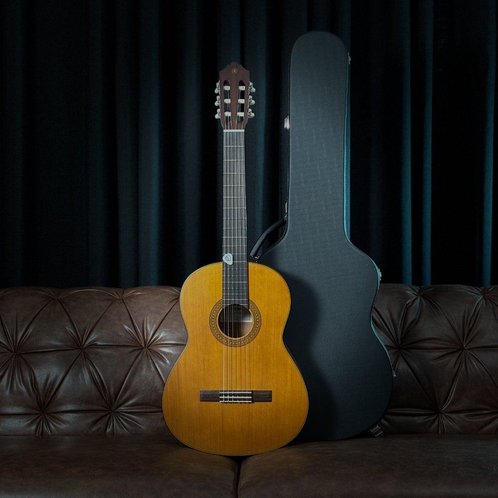 Violão Clássico Yamaha CG122MC Nylon Tampo Cedro Maciço Fosco Natural + Case Groover