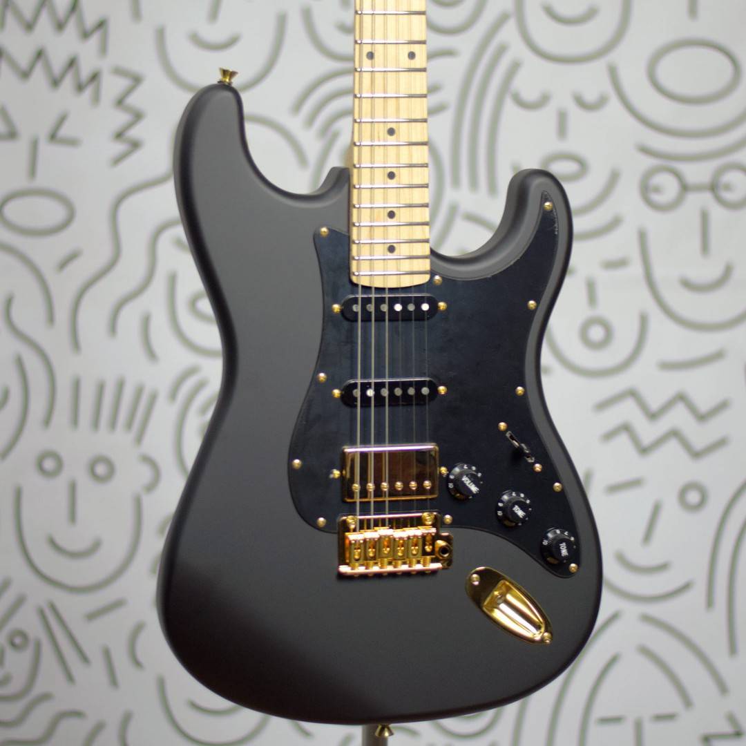 Guitarra Seizi Vintage Budokan HSS Black Gold Satin Reinaldo Meirelles