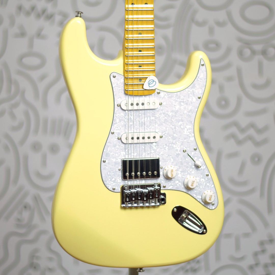 Guitarra Seizi Vintage Budokan Rising Sun HSS Escalopada Cream Escala Clara