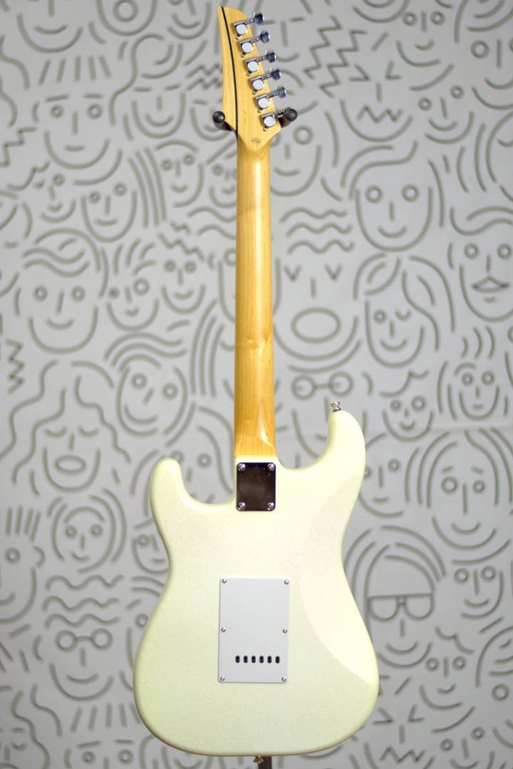 Guitarra Seizi Fun Katana Musashi HSS Snow White Sparkle Escala