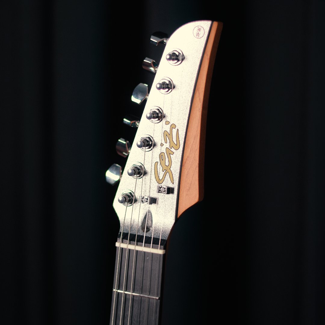 Guitarra Seizi Katana Ghost Silver Sparkle :: Groover