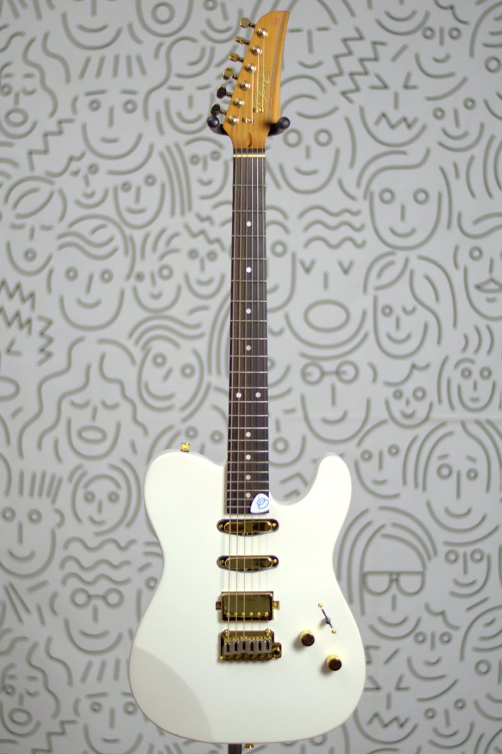Guitarra Seizi Katana Sakura HSS Pearl White Gold Escala Escura