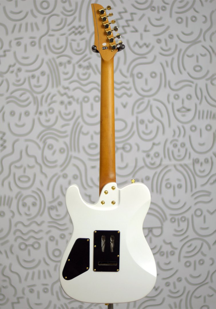 Guitarra Seizi Katana Sakura HSS Pearl White Gold Escala Escura