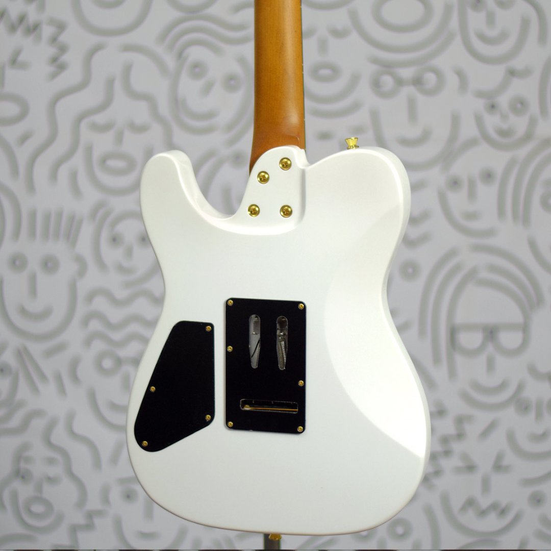Guitarra Seizi Katana Sakura HSS Pearl White Gold Escala Escura