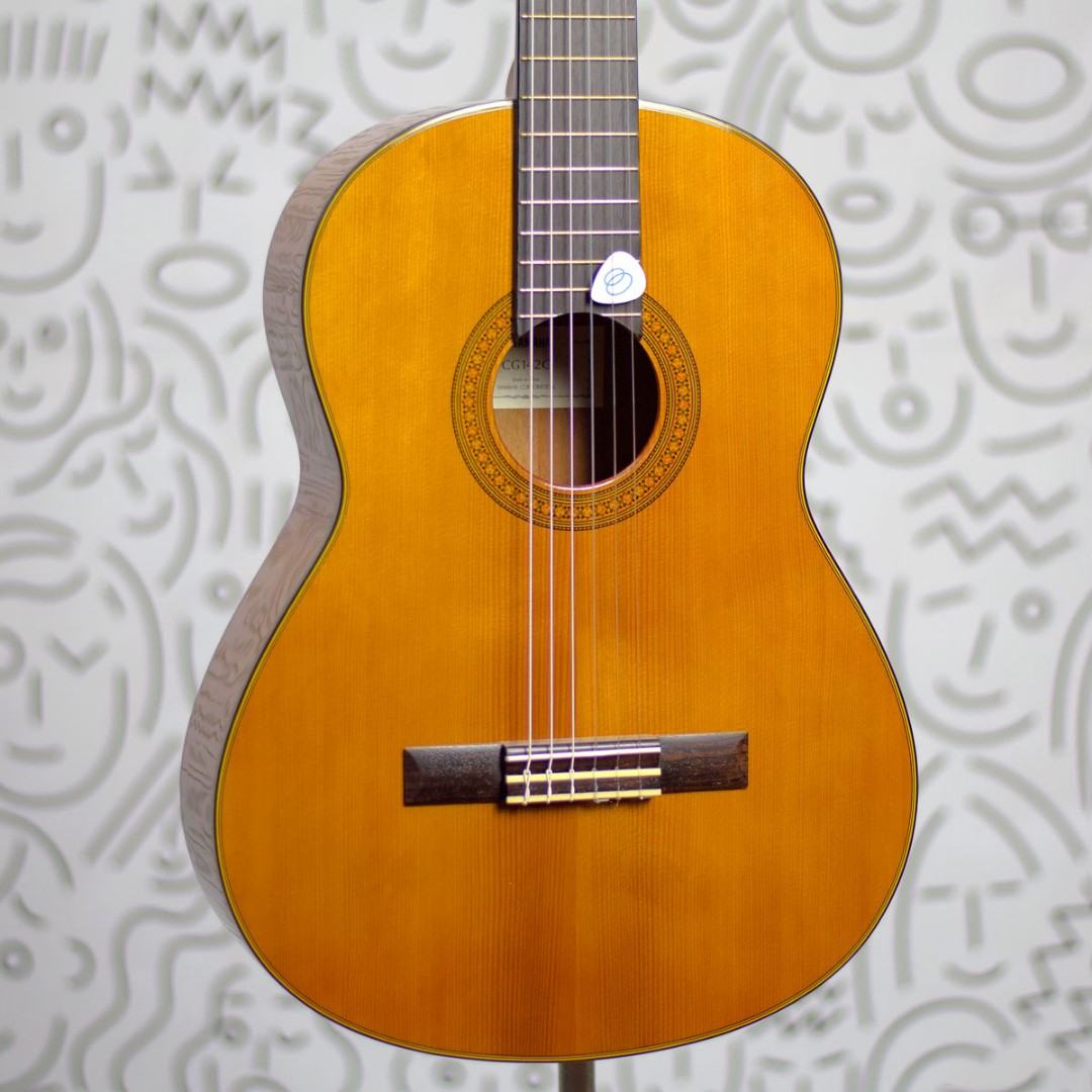 Violão Yamaha CG142C Clássico Acústico Tampo de Cedar Maciço