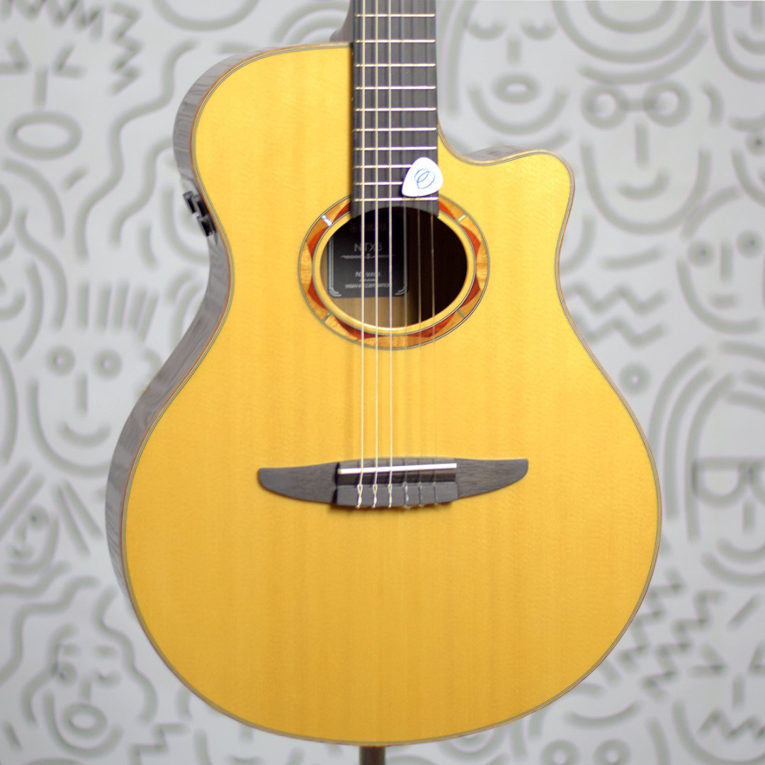 Violão Yamaha NTX3C Tampo em Spruce Todo Maciço Sistema Atmosfeel